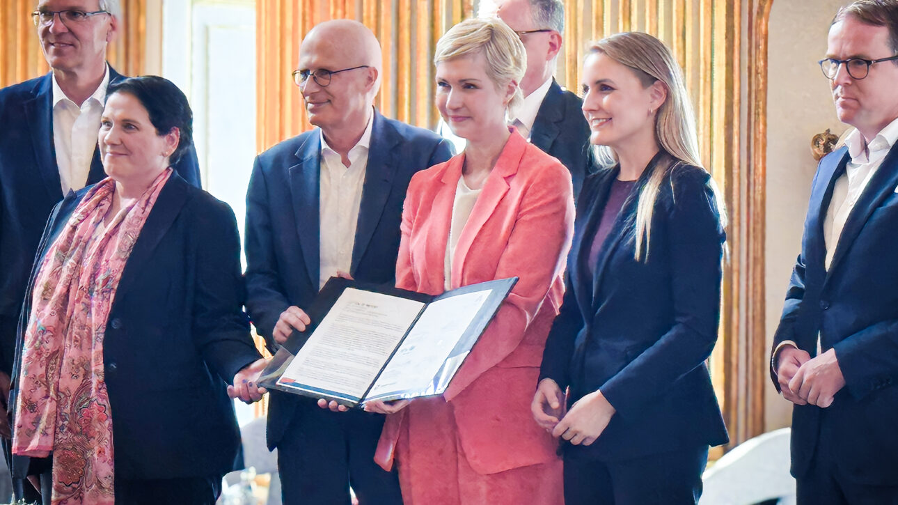 Ministerpräsidentin Manuela Schwesig und Hamburgs Erster Bürgermeister Dr. Peter Tschentscher bei der Unterzeichnung des Letter of Intent zur Gründung einer gemeinsamen Innovationsagentur der norddeutschen Länder im Schloss Ludwigslust.