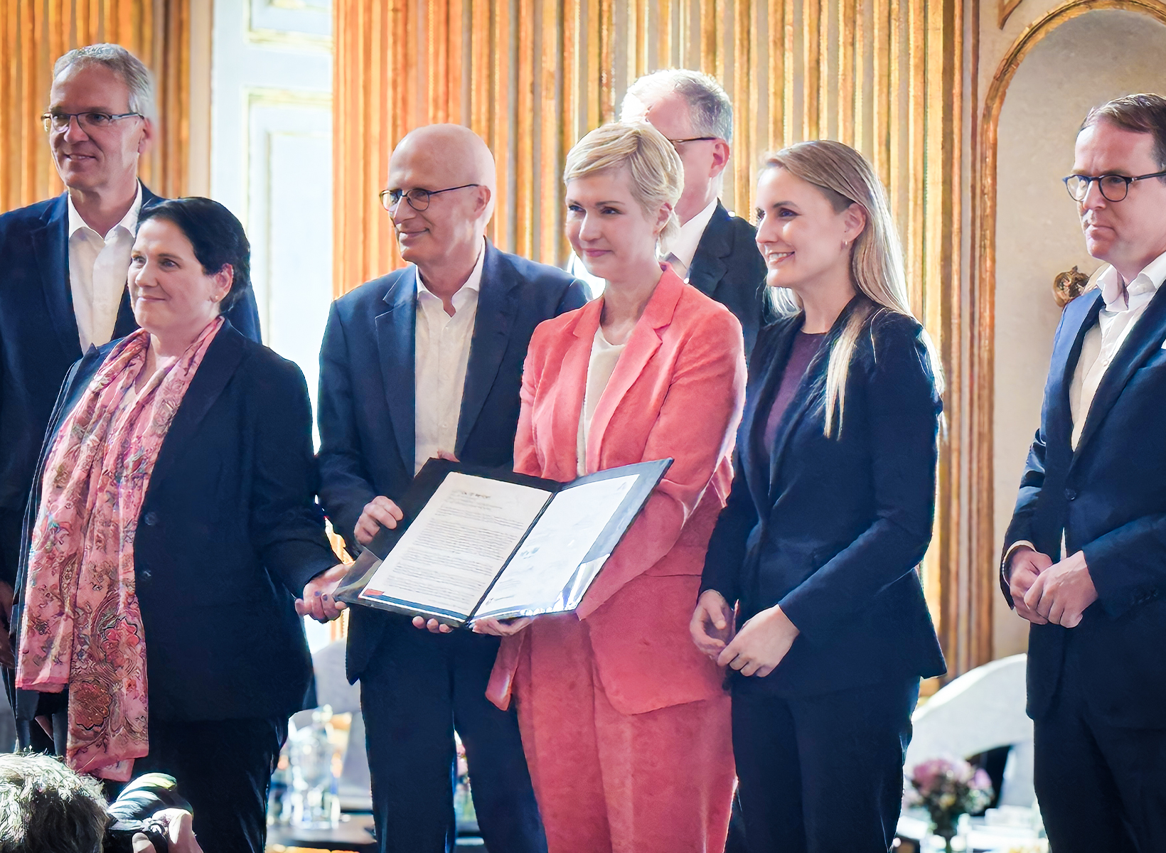 Ministerpräsidentin Manuela Schwesig und Hamburgs Erster Bürgermeister Dr. Peter Tschentscher bei der Unterzeichnung des Letter of Intent zur Gründung einer gemeinsamen Innovationsagentur der norddeutschen Länder im Schloss Ludwigslust.